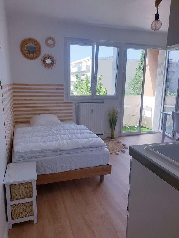 
                                                Location
                                                 Beau studio meublé et rénové 18m² + parking