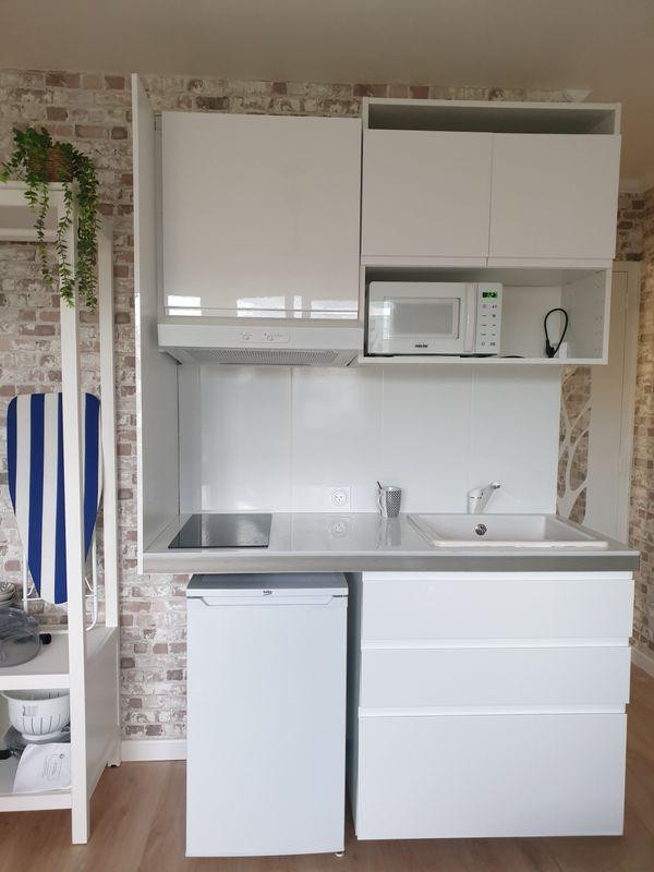 
                                                Location
                                                 Beau studio meublé et rénové 18m² + parking