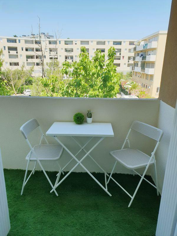 
                                                Location
                                                 Beau studio meublé et rénové 18m² + parking