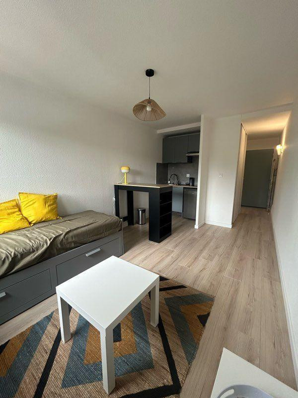 
                                                Location
                                                 Beau studio meublé et rénové 22m²