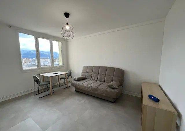 
                                                Location
                                                 Beau studio meublé et rénové 23m²