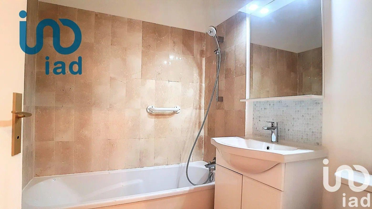 
                                                Location
                                                 Beau studio meublé et rénové 26m² lumineux