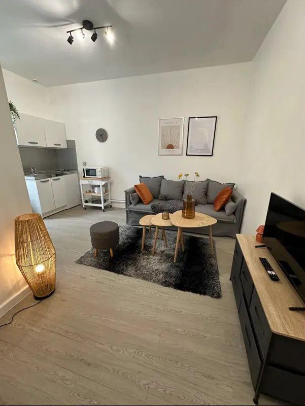 
                                                Location
                                                 Beau studio meublé et rénové à Marseille centre