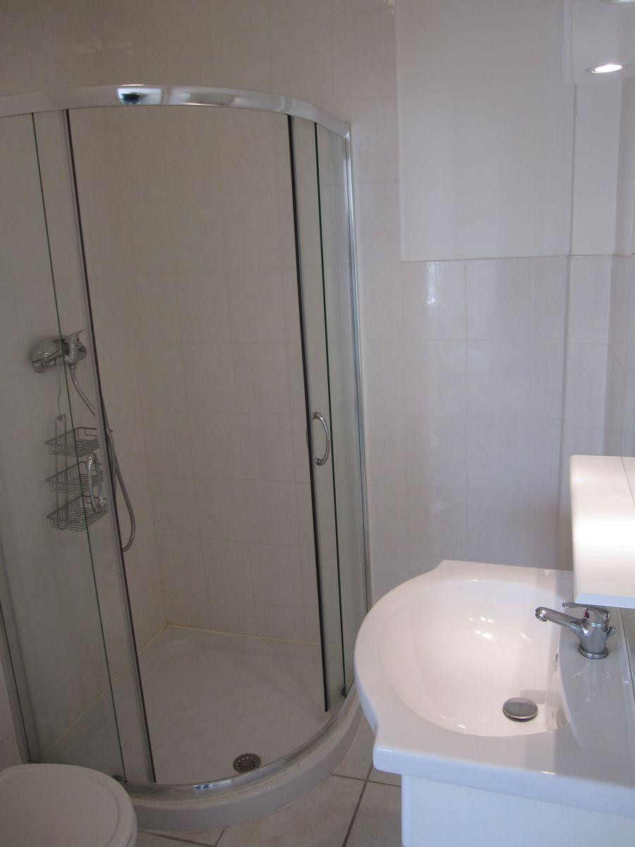 
                                                Location
                                                 Beau studio meublé idéal étudiant