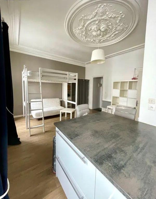 
                                                Location
                                                 Beau studio meublé lumineux de 27 m²