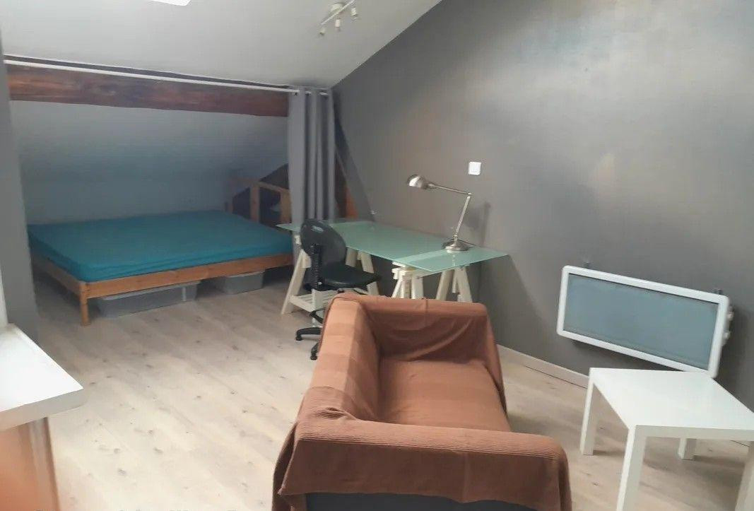 
                                                Location
                                                 Beau studio meublé mansardé de 29m²