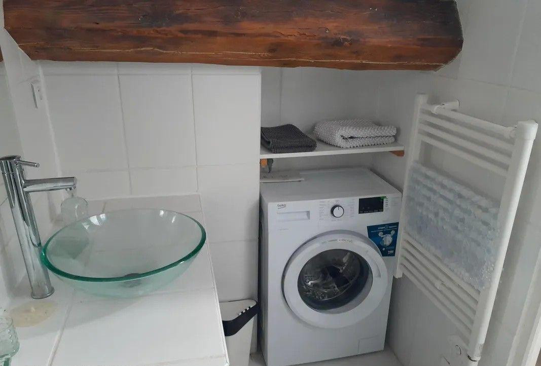 
                                                Location
                                                 Beau studio meublé mansardé de 29m²
