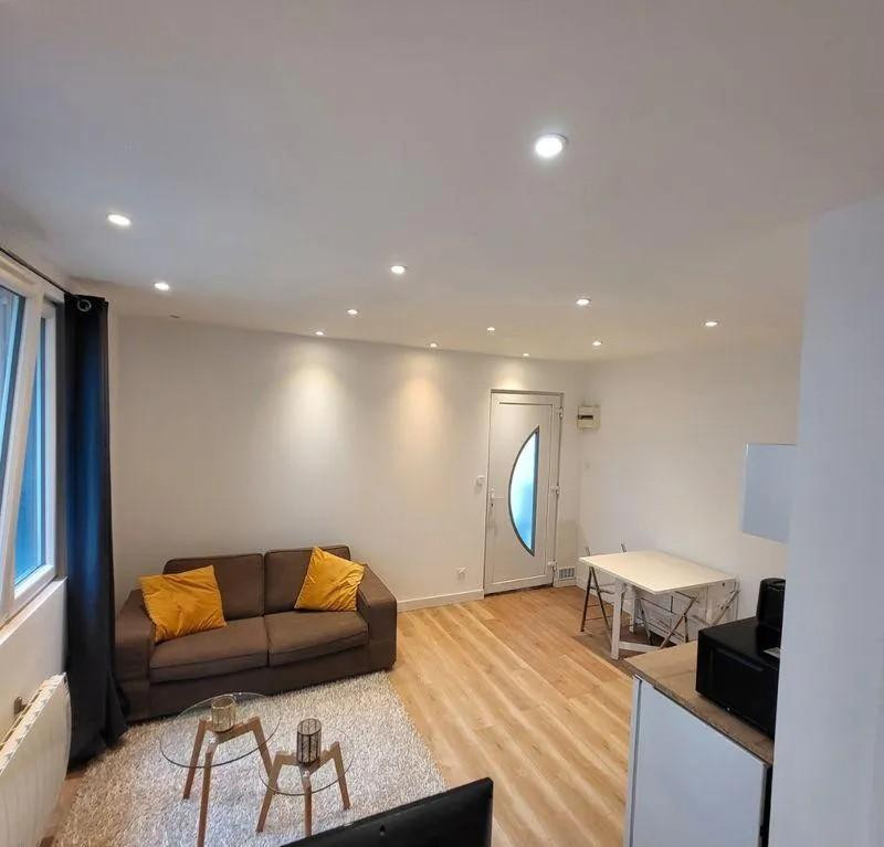 
                                                Location
                                                 Beau studio meublé neuf 23m²