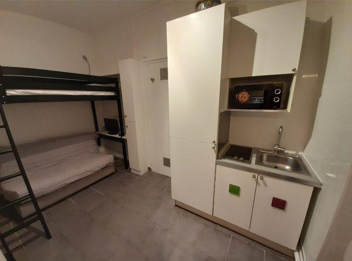
                                                Location
                                                 Beau studio meublé proche des transports