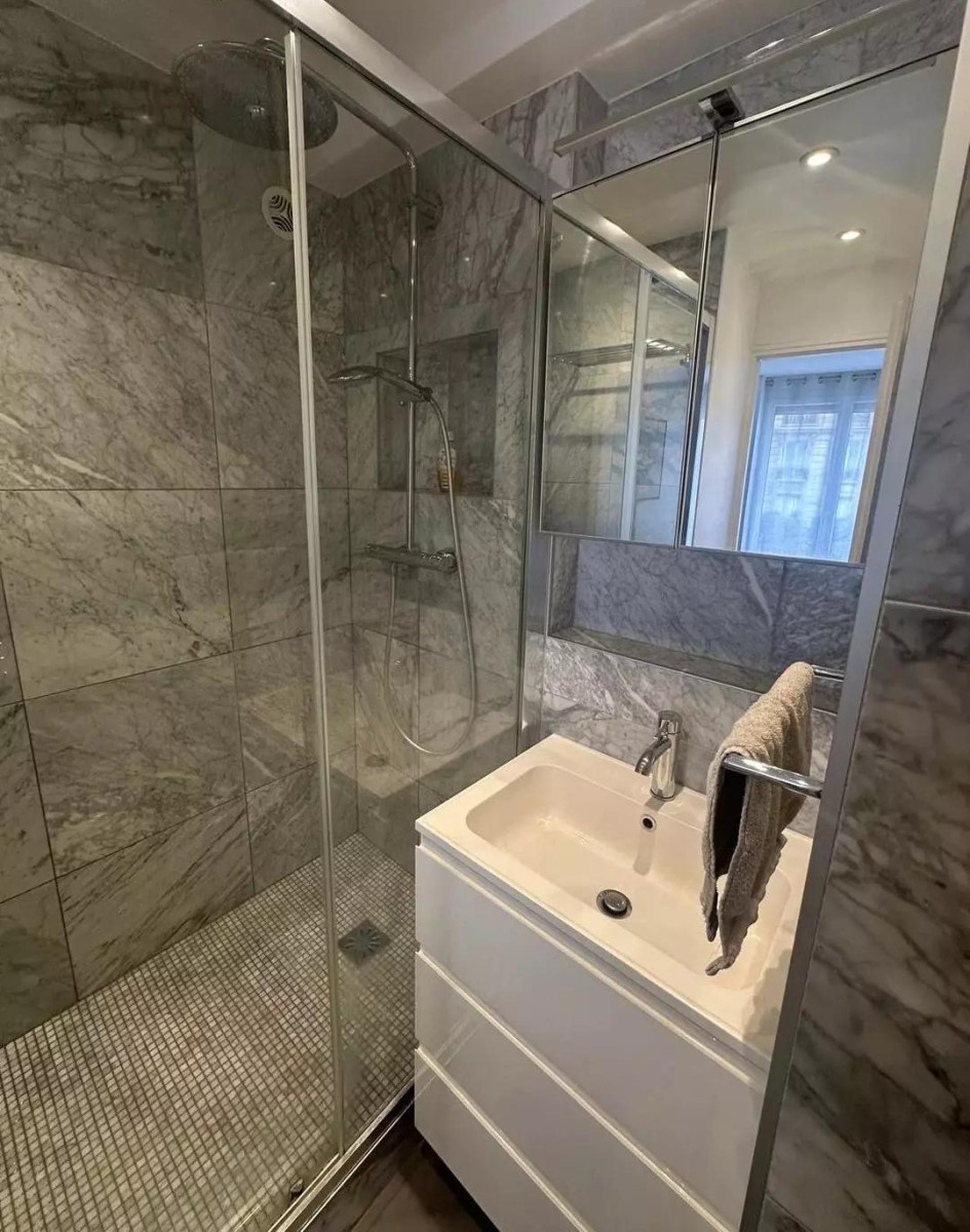 
                                                Location
                                                 Beau studio meublé rénové 24 m²