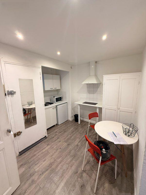 
                                                Location
                                                 Beau studio meublé, très calme