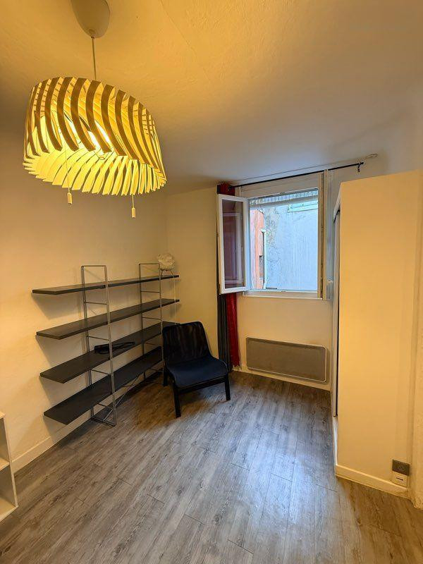 
                                                Location
                                                 Beau studio meublé, très calme
