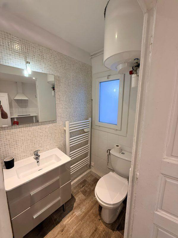 
                                                Location
                                                 Beau studio meublé, très calme