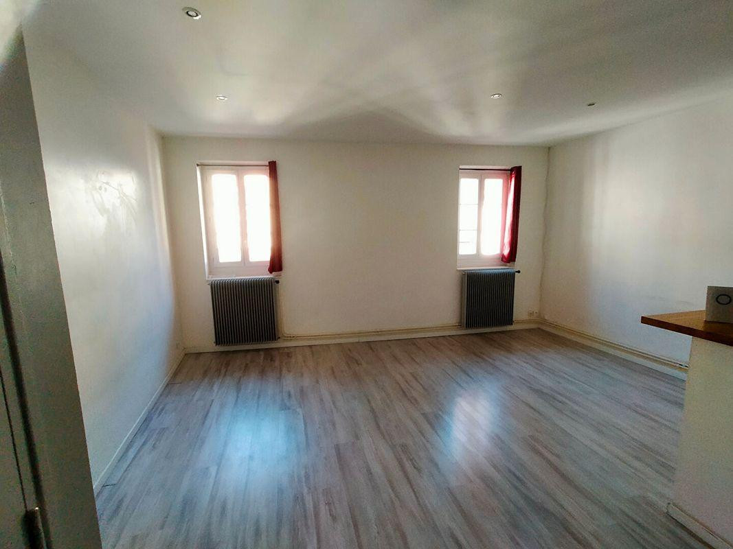 
                                                Location
                                                 Beau studio Nantes