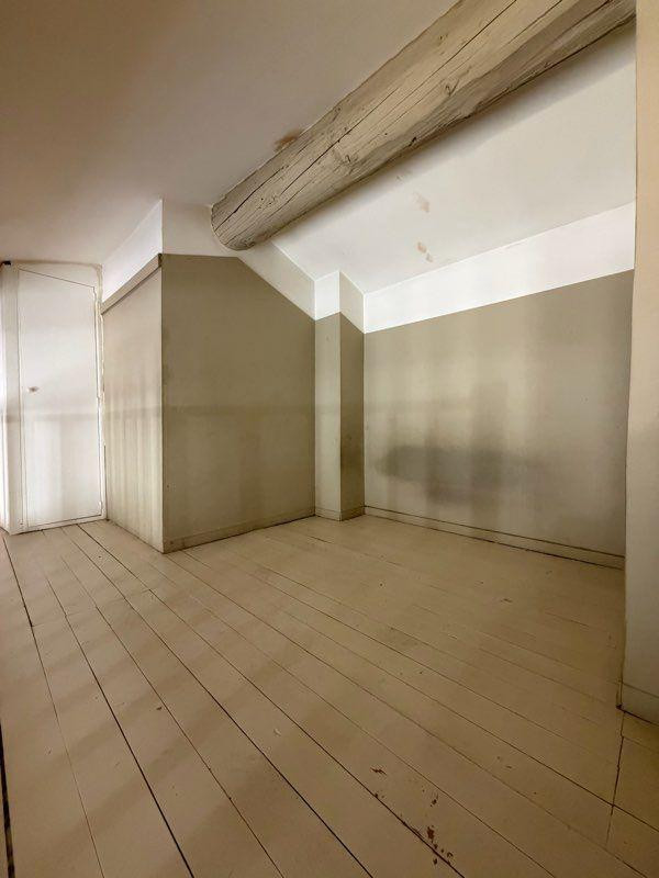 
                                                Location
                                                 Beau studio non meublé de 24 m²