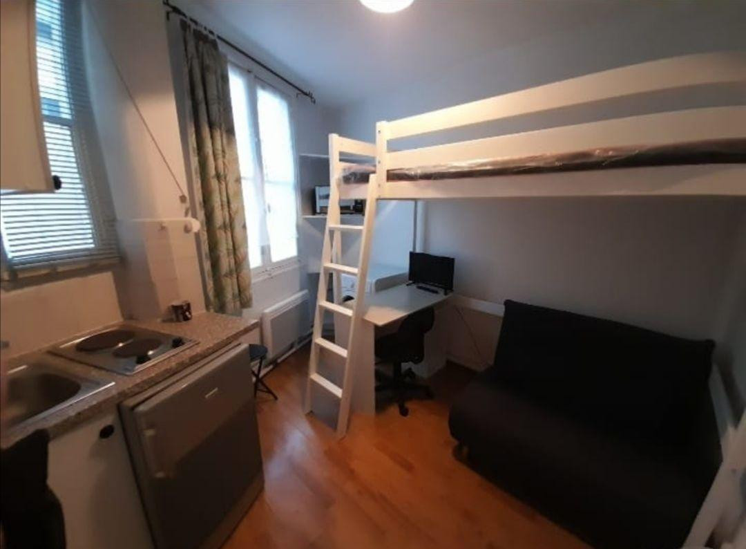 
                                                Location
                                                 Beau studio près des transports et commerces