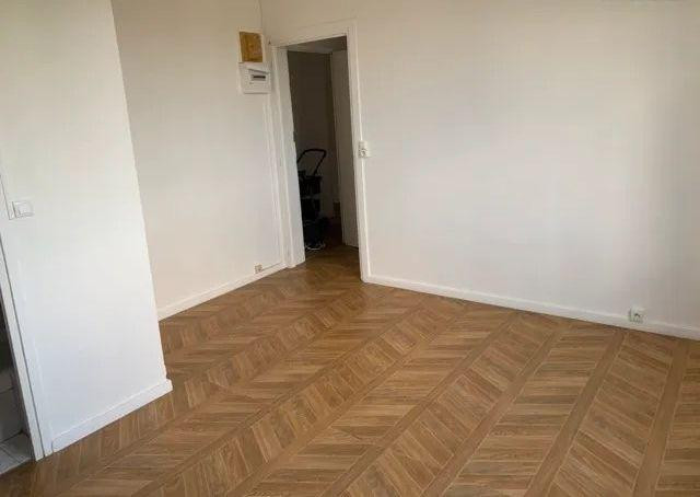 
                                                Location
                                                 Beau studio refait à neuf 17m² avec jardin col