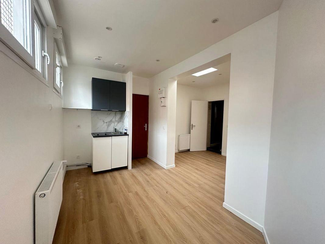 
                                                Location
                                                 Beau studio refait à neuf 18m² 5 min de la gare