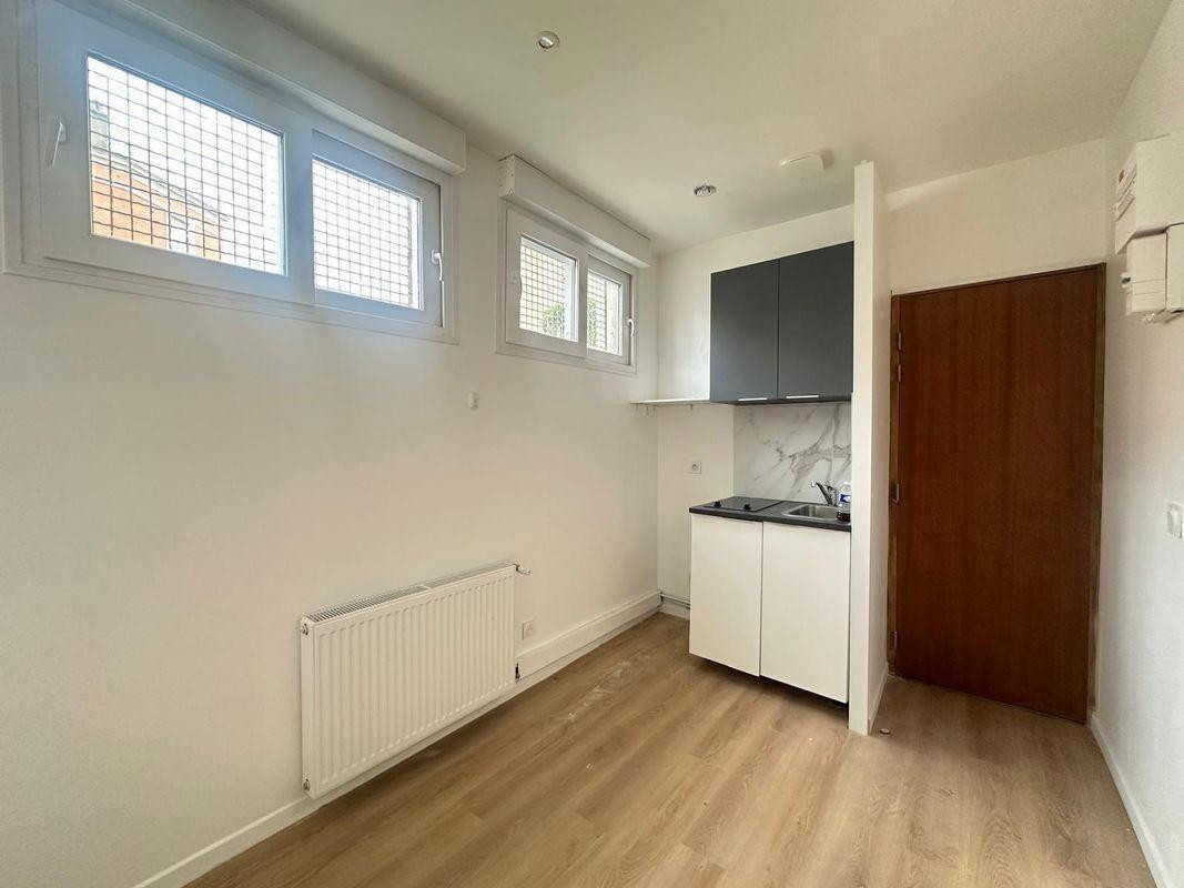 
                                                Location
                                                 Beau studio refait à neuf 18m² 5 min de la gare