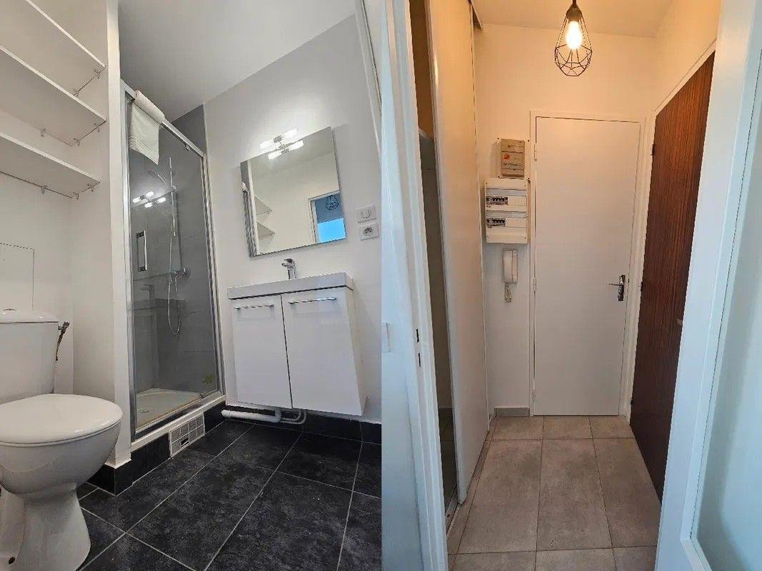 
                                                Location
                                                 Beau studio refait à neuf 19m²