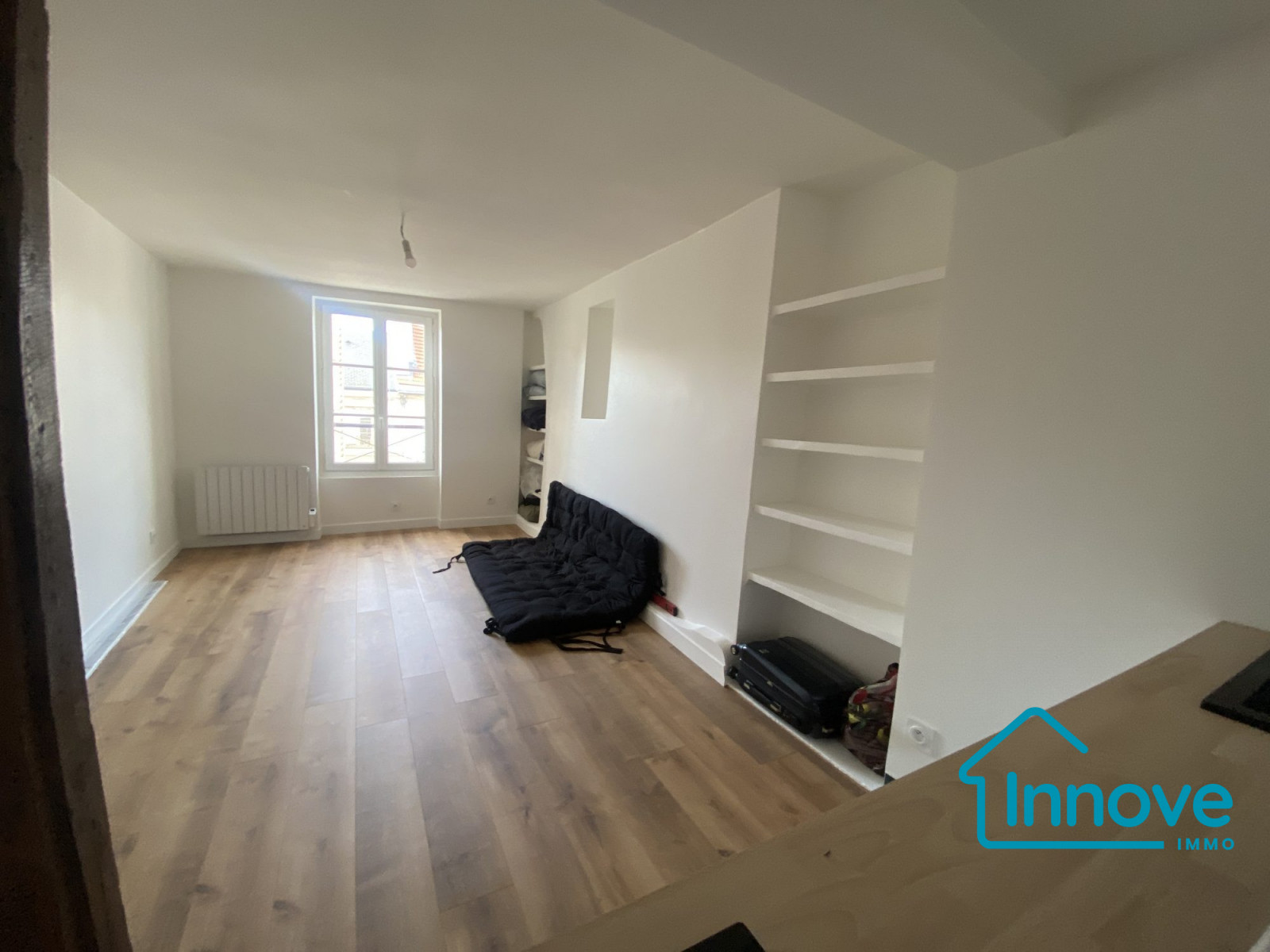 
                                                Vente
                                                 Beau studio, refait à neuf Versailles Rive droite