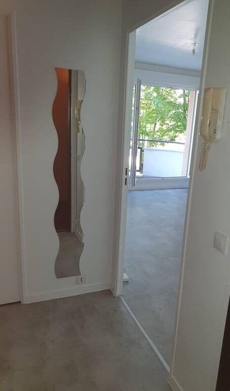 
                                                Location
                                                 Beau studio rénové 26m²