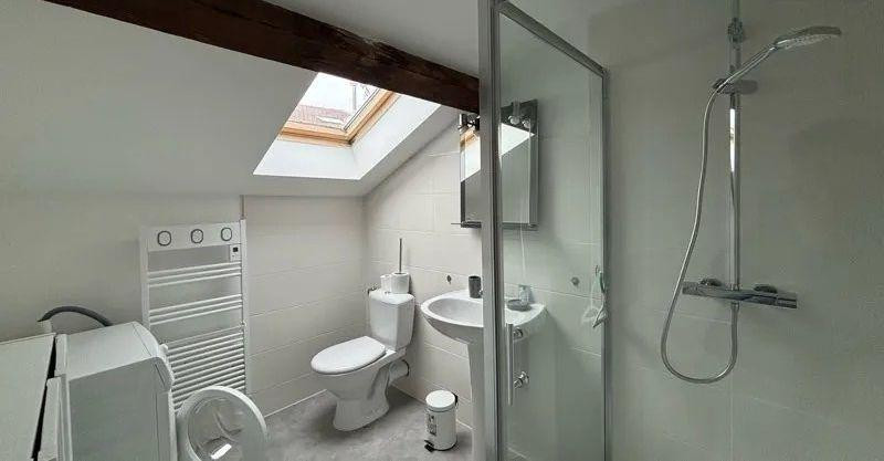 
                                                Location
                                                 Beau studio rénové 38m² proche parc Sainte-Marie