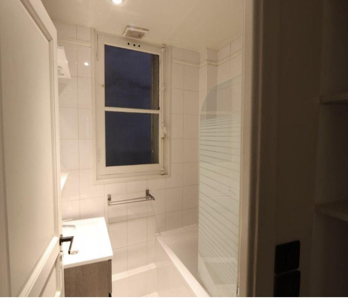 
                                                Location
                                                 Beau studio rue Véron Paris 18è