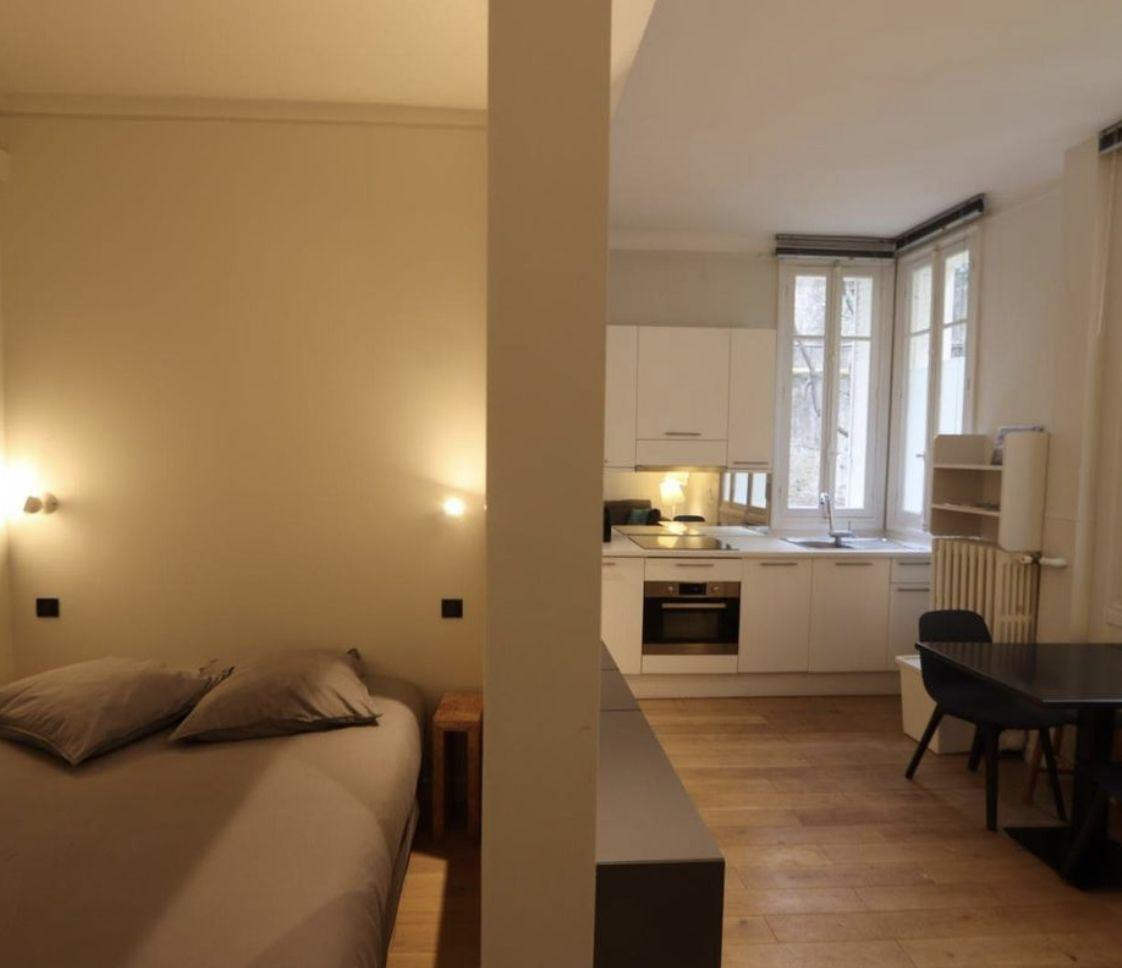 
                                                Location
                                                 Beau studio rue Véron Paris 18è