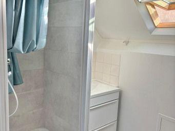 
                                                Location
                                                 Beau studio tout juste rénové et meublé 24m²