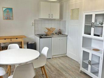
                                                Location
                                                 Beau studio tout juste rénové et meublé 24m²
