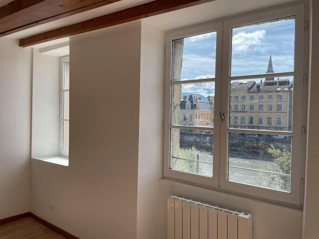 
                                                Location
                                                 Beau T1bis 30m²  sans vis à vis quai perriere