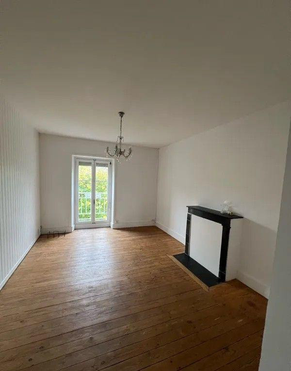 
                                                Location
                                                 Beau T2 36m² traversant situé Avenue Sainte-Anne