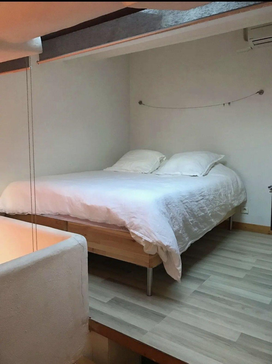 
                                                Location
                                                 Beau T2 40 m² rénové Centre Ville historique