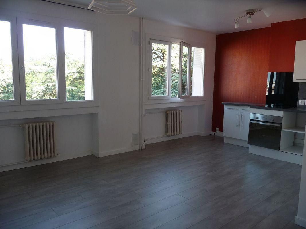 
                                                Location
                                                 Beau T2 48m² dans parc proximite cours fauriel