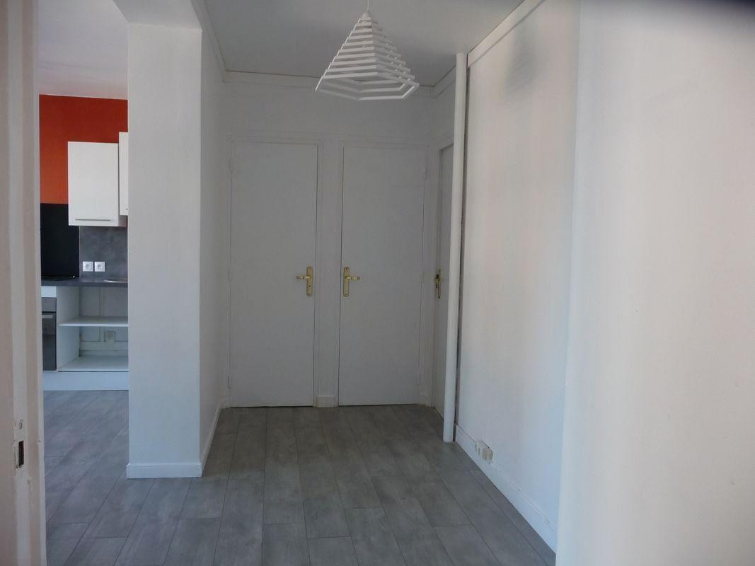 
                                                Location
                                                 Beau T2 48m² dans parc proximite cours fauriel