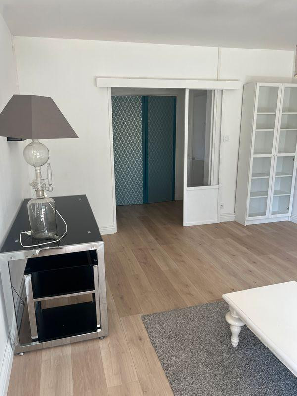 
                                                Location
                                                 Beau T2 50m² avec balcon très lumineux