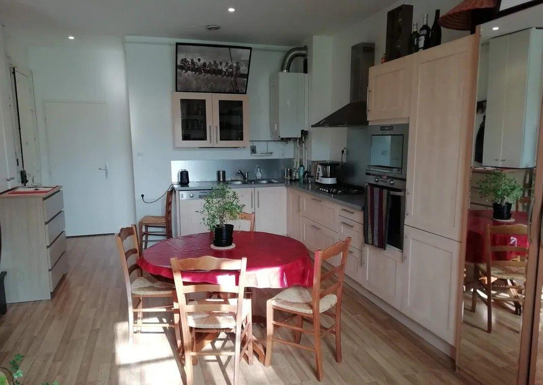 
                                                Location
                                                 Beau T2 54m² meublé idéalement placé (proche gare)