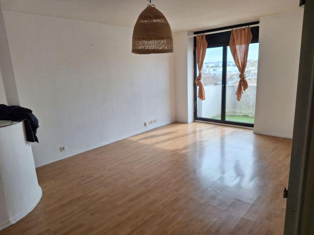 
                                                Location
                                                 Beau T2 57m² ensoleillé place Picard Chartons