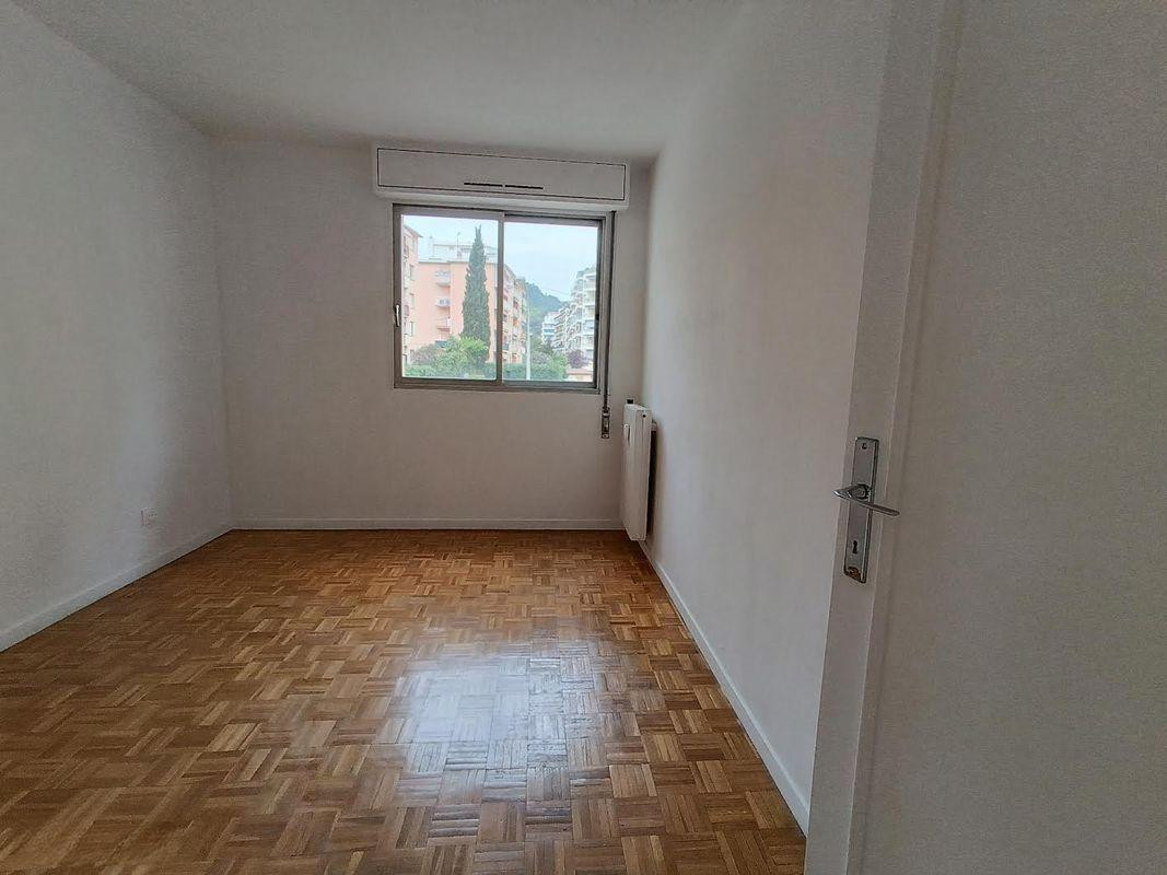 
                                                Location
                                                 Beau T2 à louer NICE Quartier St Barthélémy