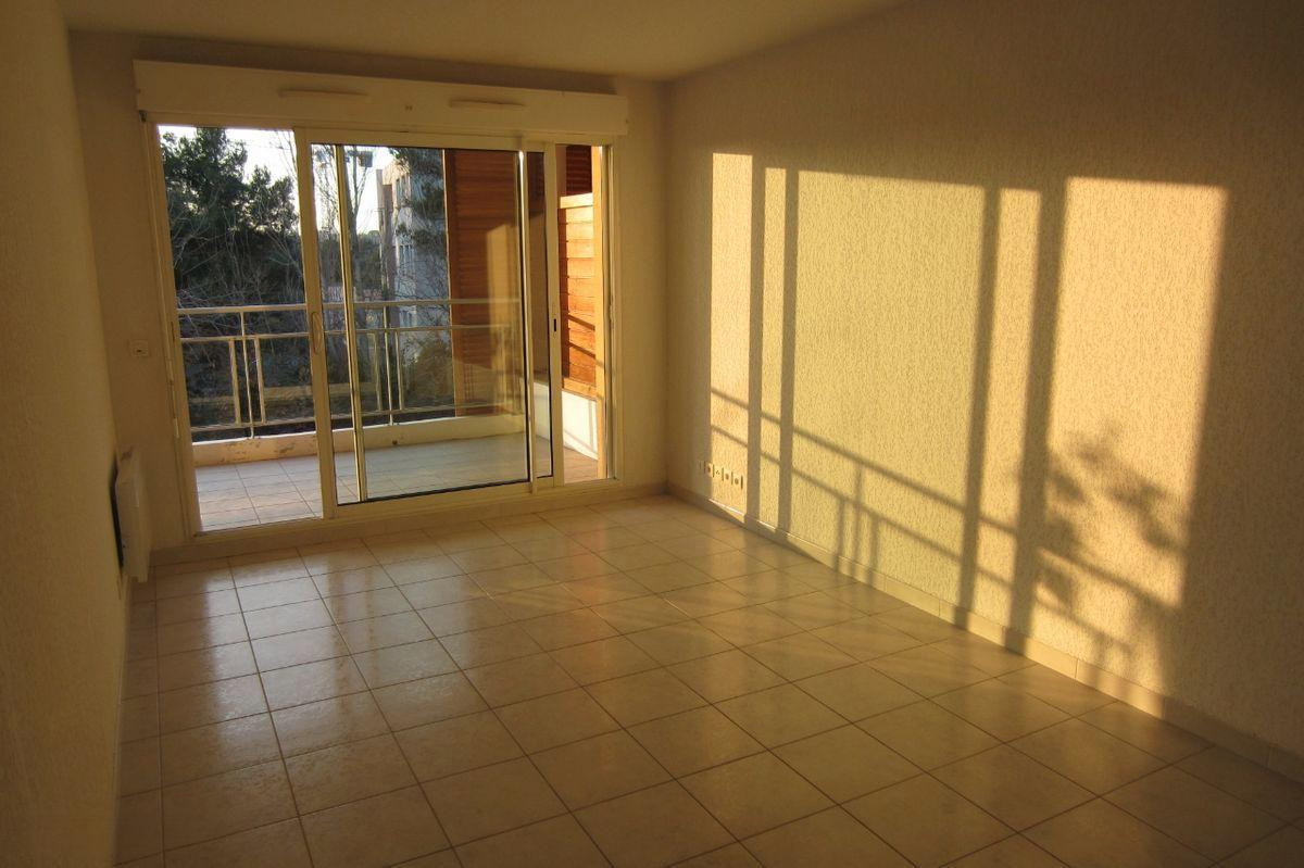 
                                                Location
                                                 Beau T2 avec parking et garage