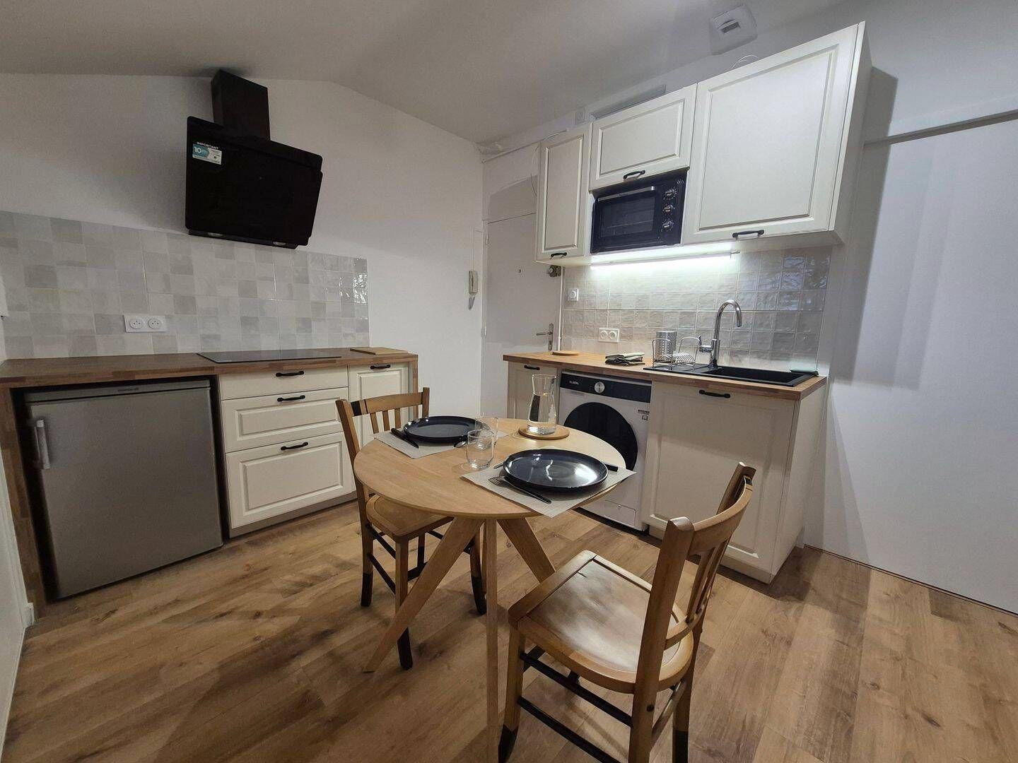 
                                                Location
                                                 Beau T2 meublé 25m² rénové avec balcon