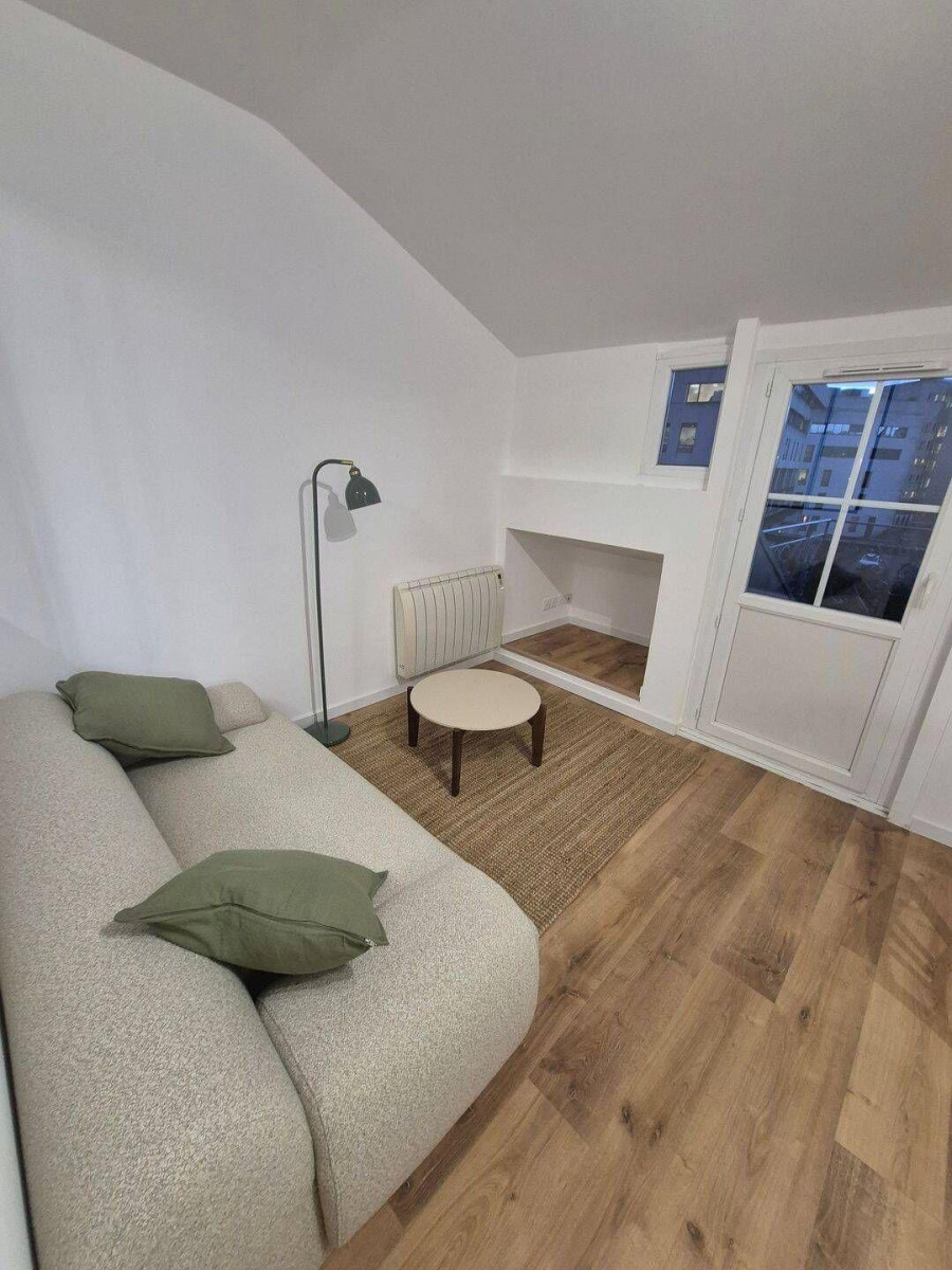 
                                                Location
                                                 Beau T2 meublé 25m² rénové avec balcon