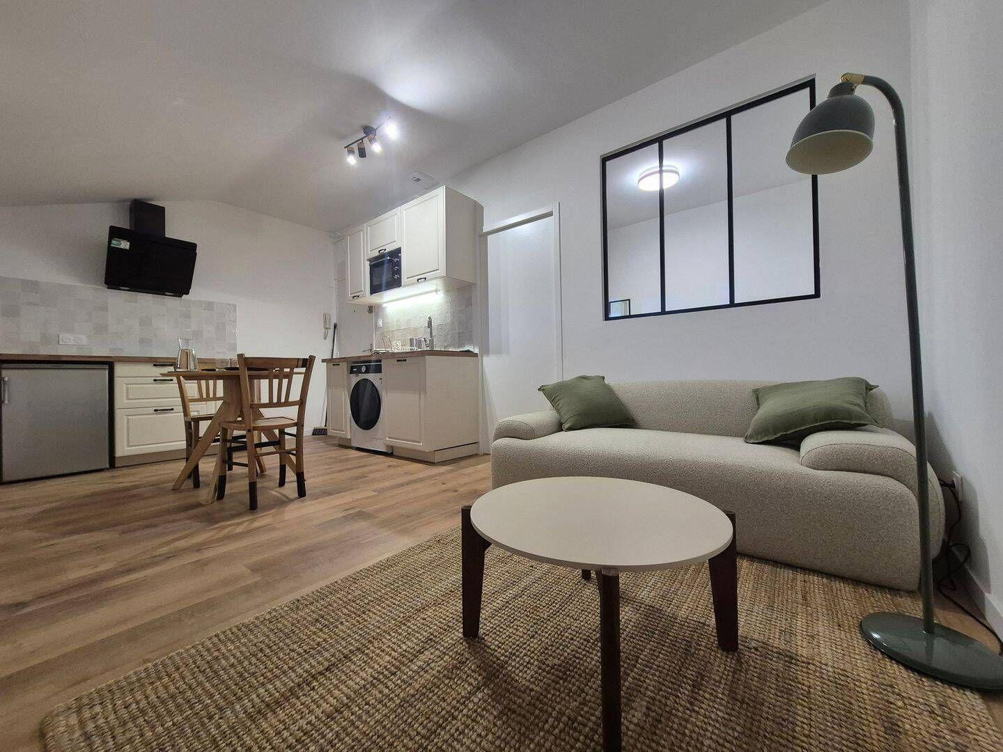 
                                                Location
                                                 Beau T2 meublé 25m² rénové avec balcon