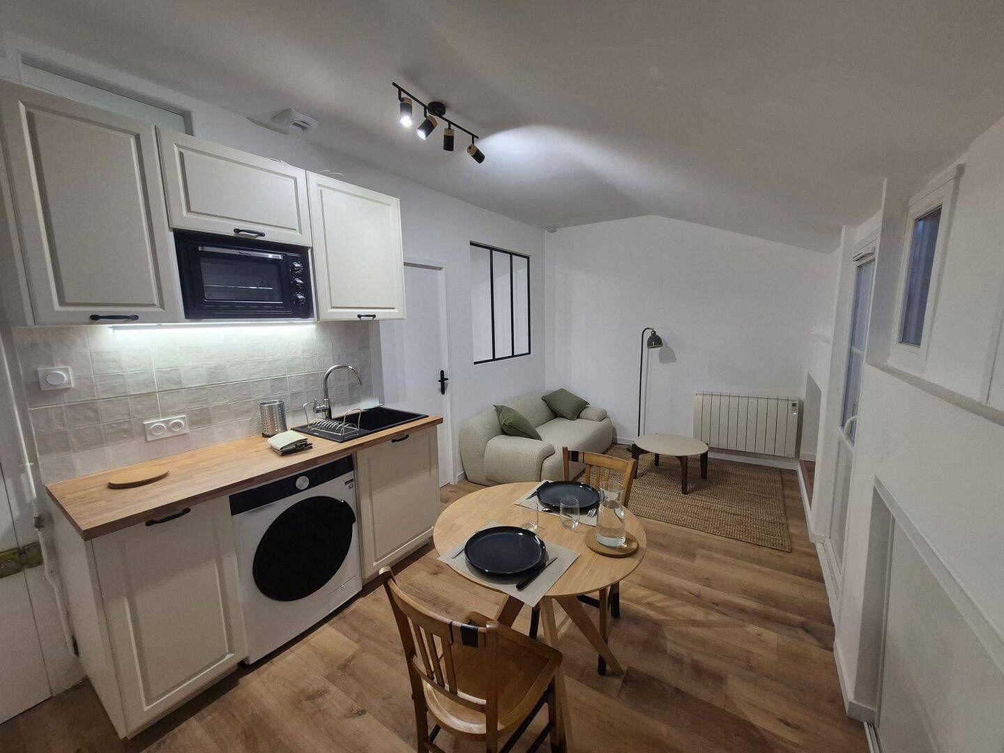 
                                                Location
                                                 Beau T2 meublé 25m² rénové avec balcon