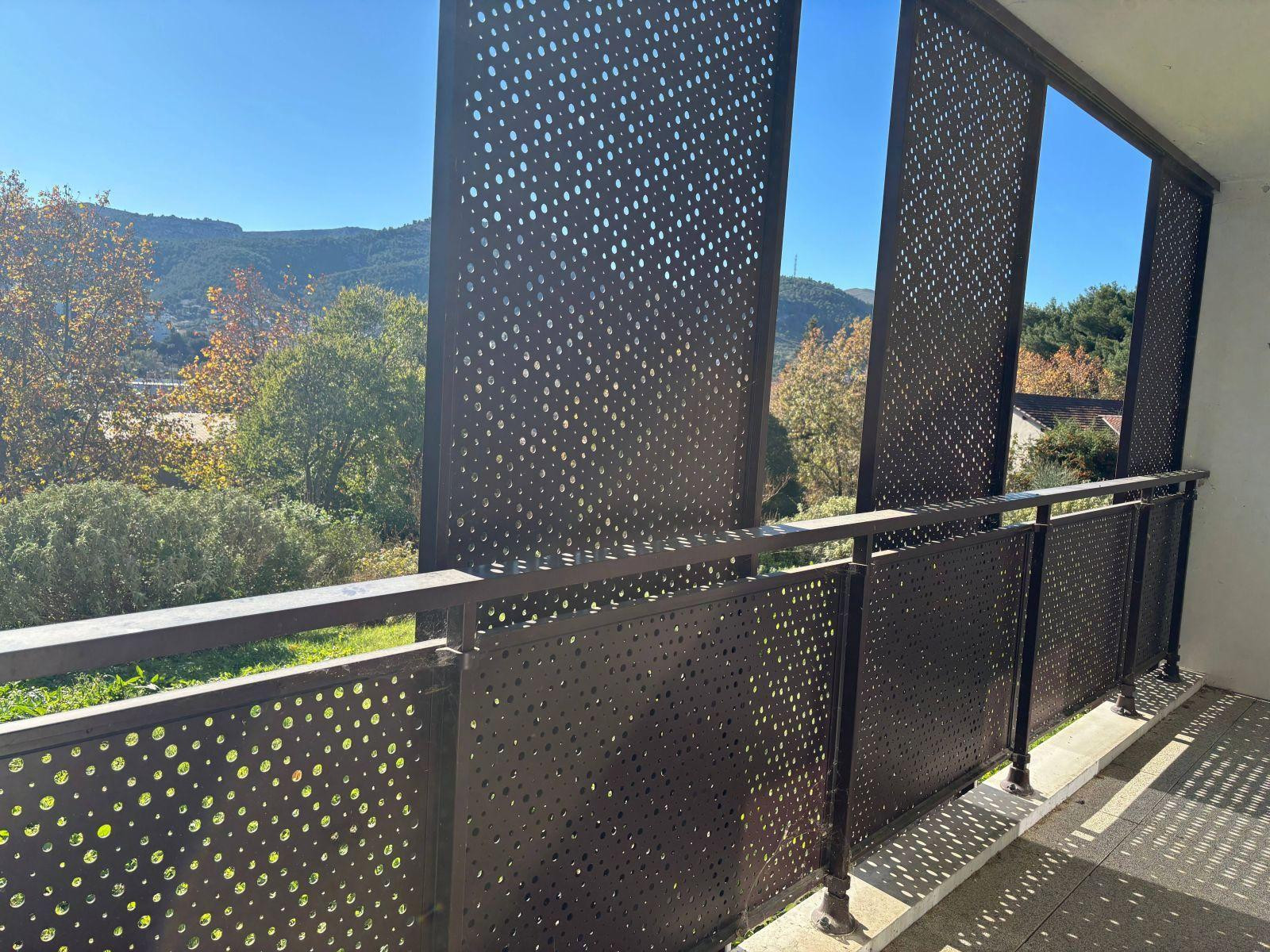 
                                                Location
                                                 Beau T2 meublé 32m² avec terrasse, vue dégagée