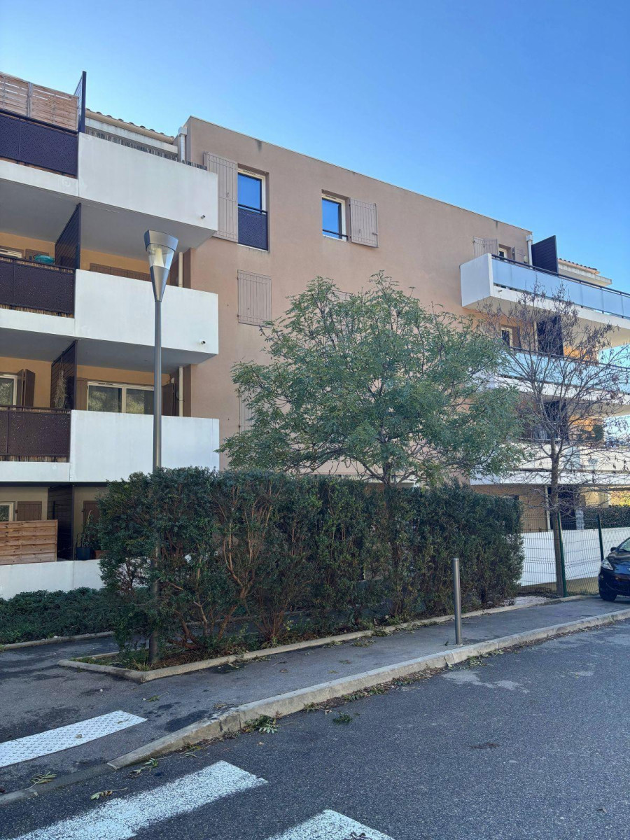 
                                                Location
                                                 Beau T2 meublé 32m² avec terrasse, vue dégagée