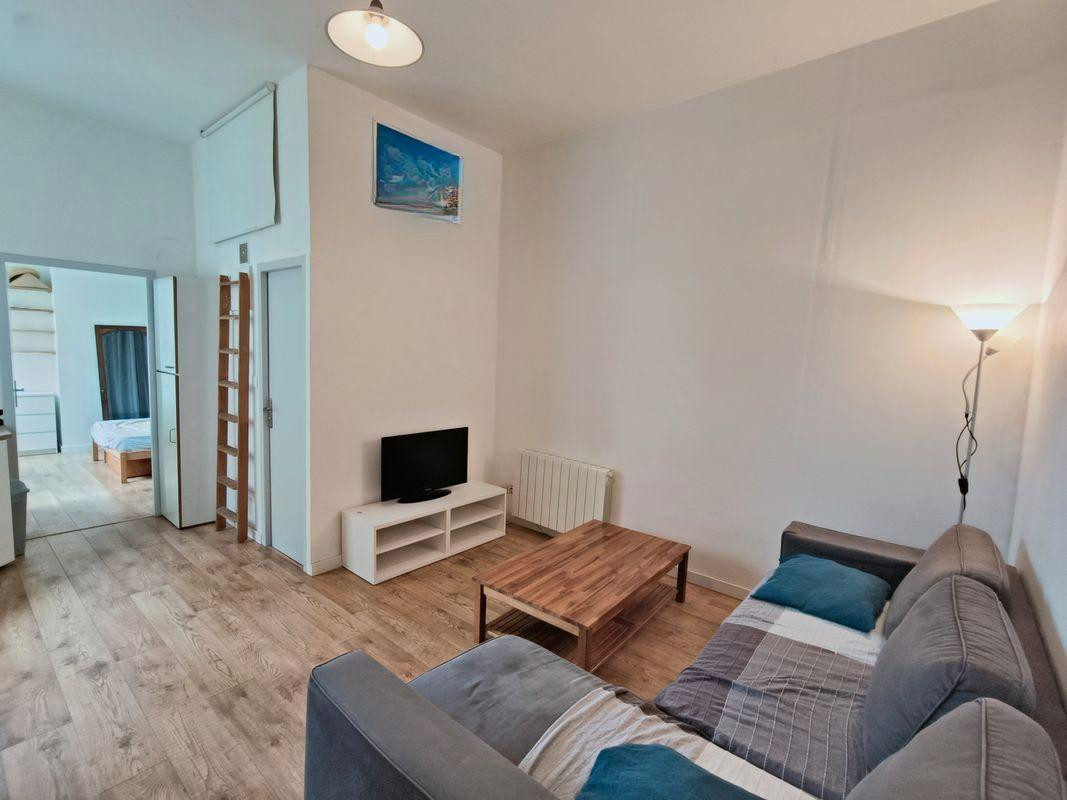 
                                                Location
                                                 Beau T2 meublé 35m² rénové