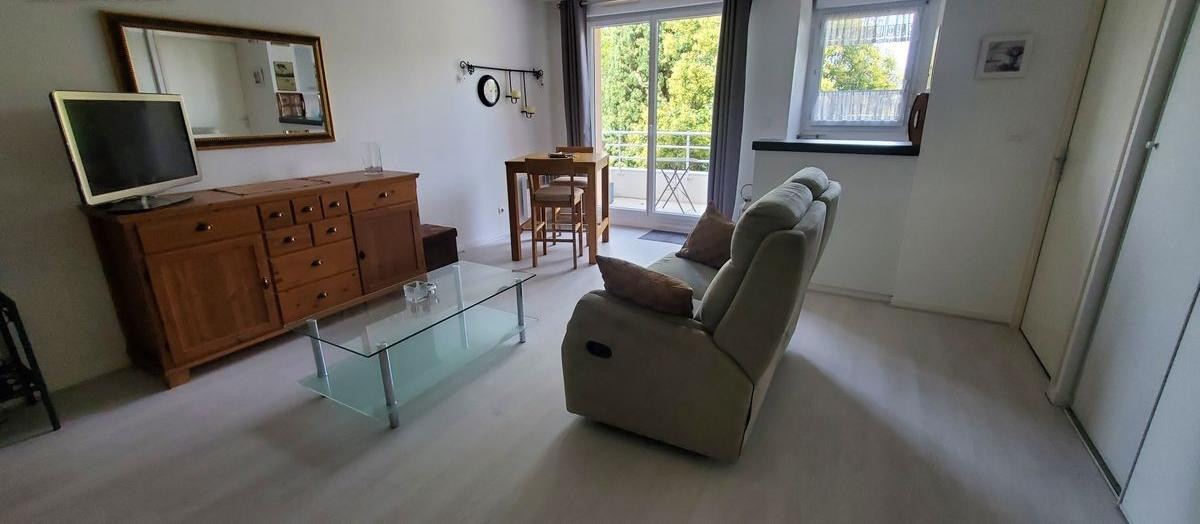 
                                                Location
                                                 Beau T2 meublé 38m² avec balcon et accès piscine