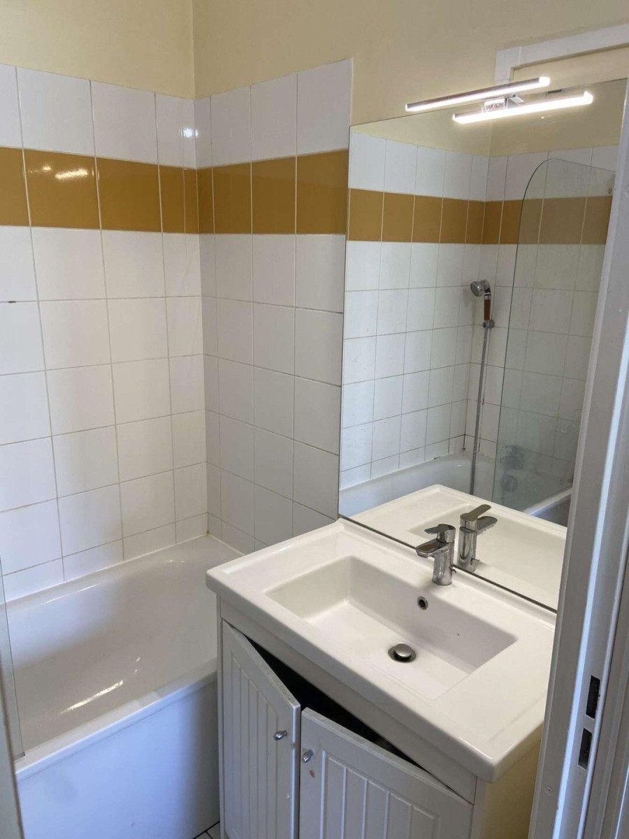 
                                                Location
                                                 Beau T2 meublé 43m² proche du parc Robinson